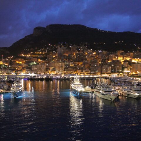 city photography during nighttime